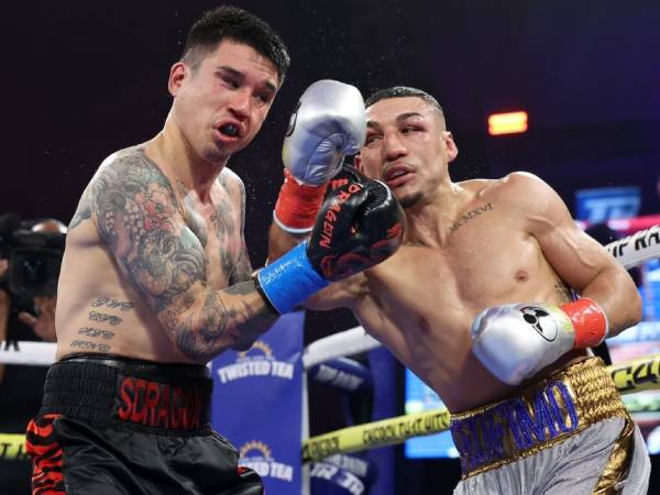 Teofimo Lopez (kanan) harus bertarung 12 ronde sebelum mengalahkan Steve Claggett. (Foto: The Ring)