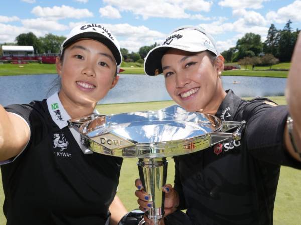 Ruoning Yin (kiri) dan Atthaya Thitikul berpose dengan trofi Dow Championship. (Foto: Golf Digest)