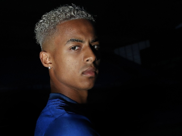 Omari Hutchinson menyelesaikan transfer permanen ke Ipswich Town