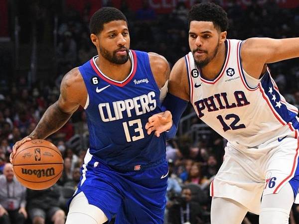 Paul George beraksi saat menghadapi Philadelphia 76ers musim lalu. (Foto: AP)