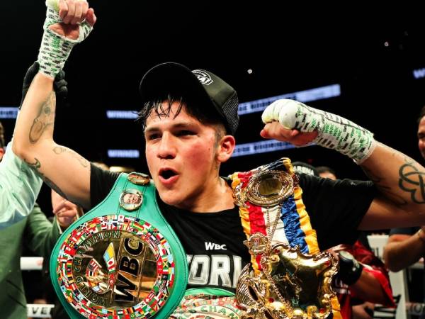 Bam Rodriguez melakukan selebrasi setelah merebut sabuk kelas terbang super Ring Magazine dan WBC dari Juan Estrada. (Foto: Matchroom Boxing)