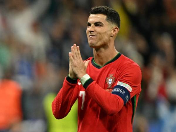 Cristiano Ronaldo mendekapkan kedua tangan usai berhasil mengeksekusi sepakan dalam adu penalti melawan Slovenia. (Foto: AP)