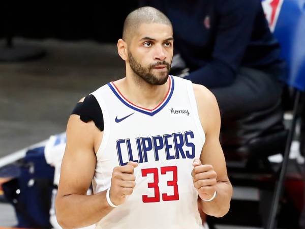Panjang badan Nicolas Batum yang mencapai 6 kaki 8 inci membuatnya tetap diandalkan untuk tugas pertahanan. (Foto: AP)