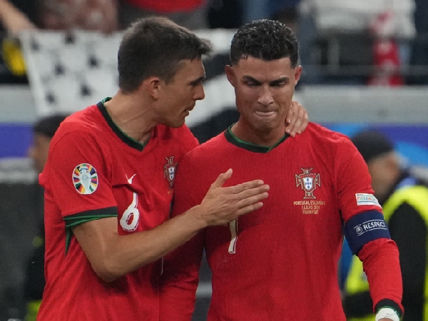 Bintang Portugal, Cristiano Ronaldo, tidak bisa menahan tangisnya