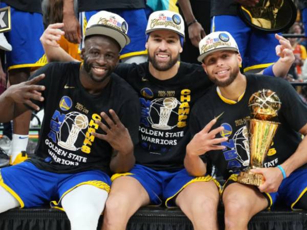 Trio Draymond Green, Klay Thompson dan Steph Curry berpose saat merayakan gelar juara NBA pada 2022. (Foto: AP)