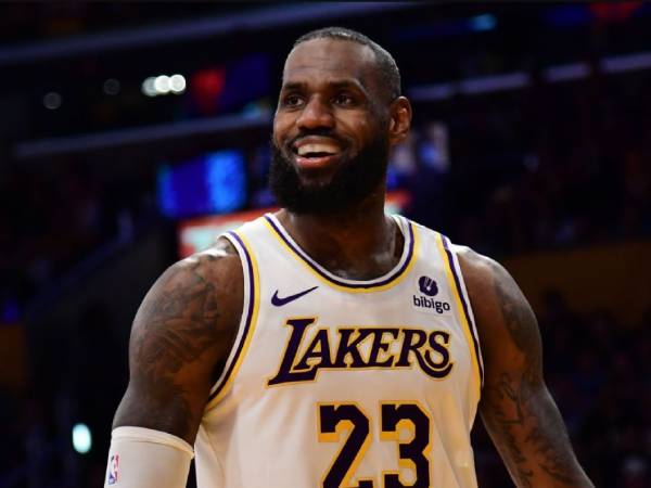 LeBron James termasuk satu dari hanya dua pemain di NBA yang tidak memiliki klausul “no-trade”. (Foto: LA Times)