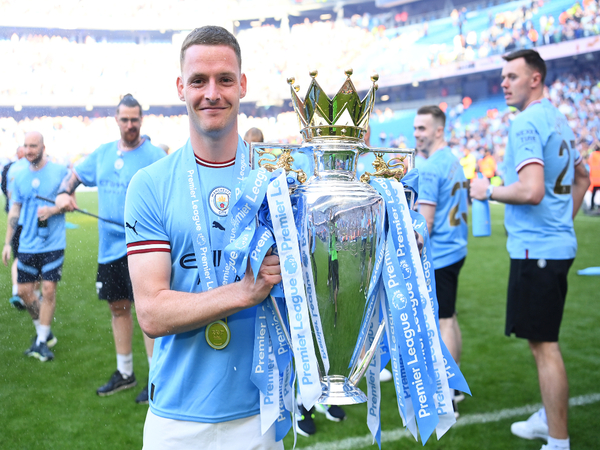 Bek sayap Manchester City yaitu Sergio Gomez, masuk dalam radar AS Roma untuk dijadikan sebagai pengganti dari Leonardo Spinazzola / via Getty Images