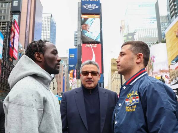 Terence Crawford (kiri) dan Israil Madrimov. (Foto: Riyadh Season)