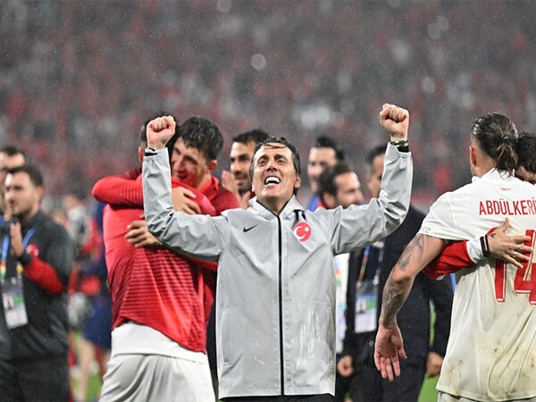 Vincenzo Montella meluapkan kegembiraannya, usai mengantarkan Timnas Turki lolos ke babak delapan besar EURO 2024 dengan mengalahkan Austria 2-1 (3/7) / via Getty Images