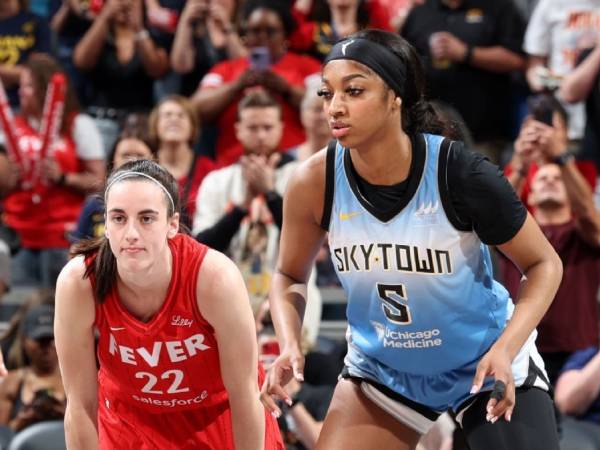 Caitlin Clark (kiri) dan Angel Reese adalah satu-satunya pemain All-Star yang baru pertama kali masuk ke dalam tim. (Foto: AP)