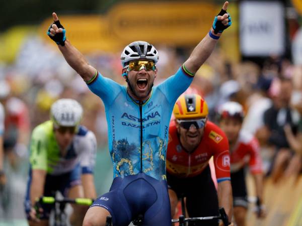 Mark Cavendish melakukan selebrasi setelah memenangi etape kelima Tour de France pada Rabu (3/7). (Foto: Reuters)