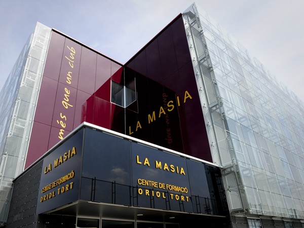 Barcelona  Amankan Kontrak Gelandang Berbakat La Masia