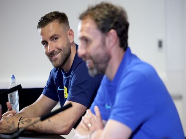 Sembuh dari cederanya, Luke Shaw membuat manajer Gareth Southgate dalam dilema untuk menentukan bek kiri utama Inggris jelang laga kontra Swiss (6/7) / via Getty Images