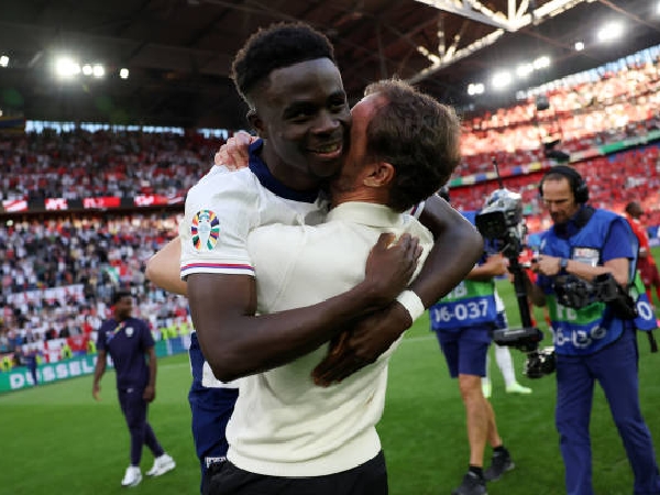 Bukayo Saka dan Gareth Southgate merayakan kemenangan Inggris atas Swiss