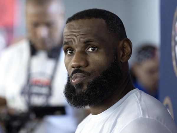 LeBron James Bela Penampilan Mengecewakan Bronny James