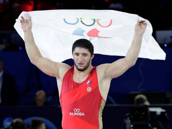 Peraih dua medali emas Olimpiade Abdulrashid Sadulaev termasuk yang tidak menerima undangan bertanding di Olimpiade Paris. (Foto: AP)
