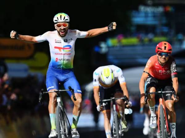 Anthony Turgis (kiri) melakukan selebrasi setelah melewati garis finis merebut etape ke-9 Tour de France pada Minggu (6/7). (Foto: AFP)