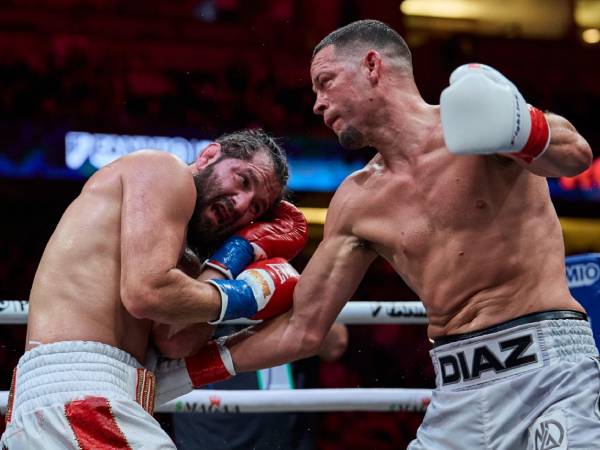 Nate Diaz (kanan) mengalahkan Jorge Masvidal melalui kemenangan angka mayoritas dalam duel 10 ronde di Honda Center, Anaheim, California. (Foto: Reuters)