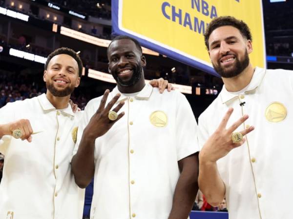Stephen Curry, Draymond Green dan Klay Thompson berpose dengan cincin juara 2022. (Foto: AP)