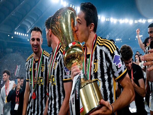 Di tengah isu kepergiannya dari klub, Federico Chiesa dilaporkan enggan buru-buru menentukan masa depannya bersama Juventus / via Getty Images