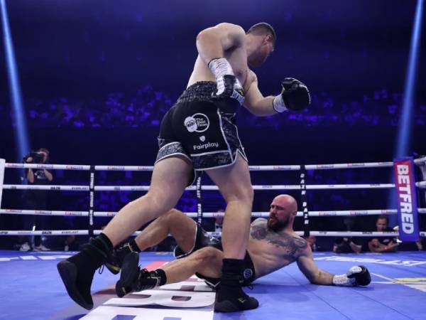 Johnny Fisher menjatuhkan Alen Babic di ronde pertama. (Foto: Matchroom Boxing)