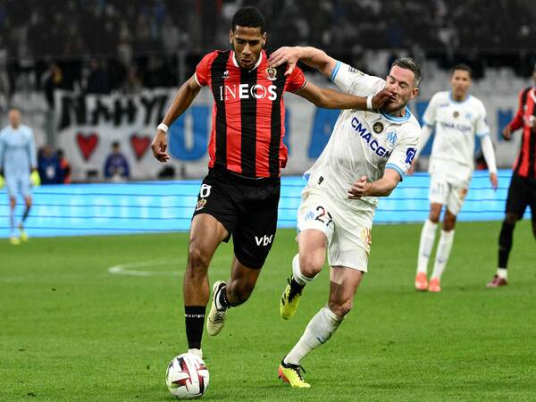 Juventus dilaporkan tidak akan menyamai tawaran Manchester United senilai 40 juta Euro, untuk defender milik OGC Nice yakni Jean-Clair Todibo / via AFP