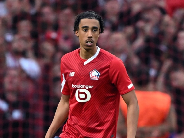 Manchester United mengincar bek Lille, Leny Yoro