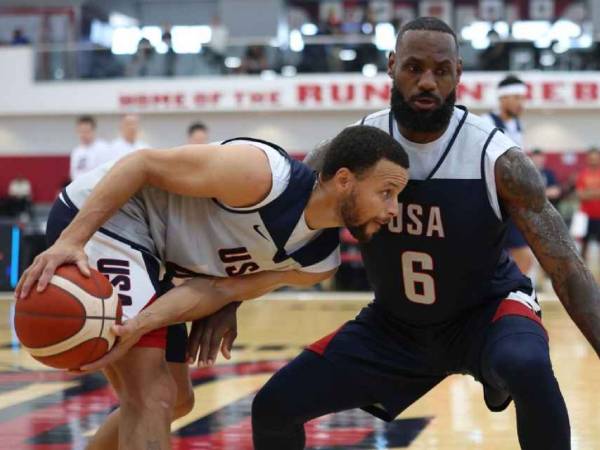 Di Olimpiade Paris, Stephen Curry (kiri) dan LeBron James akan berbagi lapangan dalam kompetisi internasional untuk pertama kalinya dalam karier Hall of Fame mereka. (Foto: ESPN)