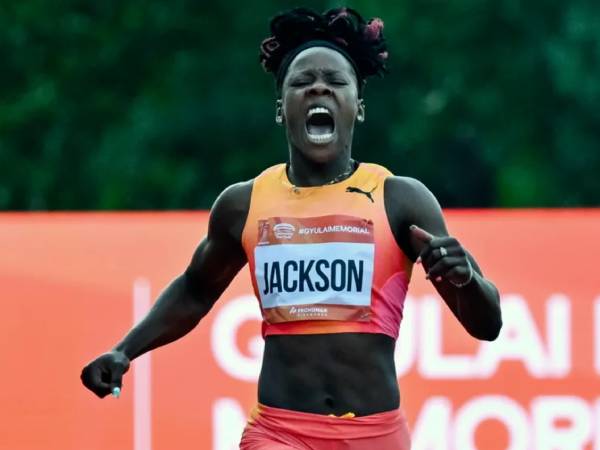 Shericka Jackson meringis kesakitan saat berlomba di Gyulai Istvan Memorial di Szakesfehervar, Hungaria, pada Selasa (10/7). (Foto: AFP)