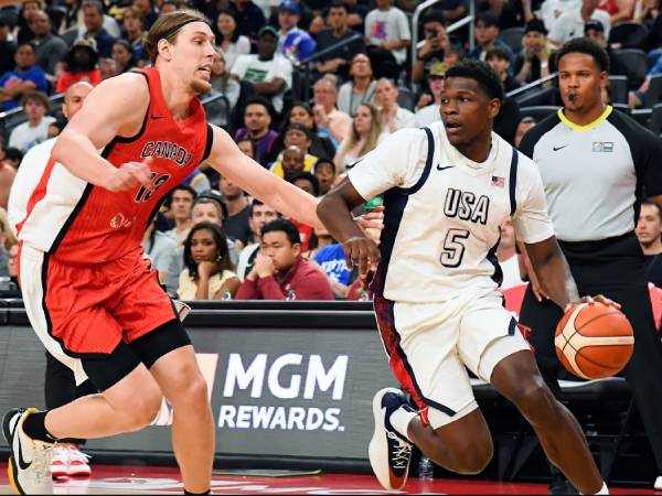 Anthony Edwards (kanan) mencetak 13 poin untuk memimpin Amerika Serikat mengalahkan Kanada 86-72 di laga pemanasan Olimpiade perdana pada Rabu (10/7) malam.