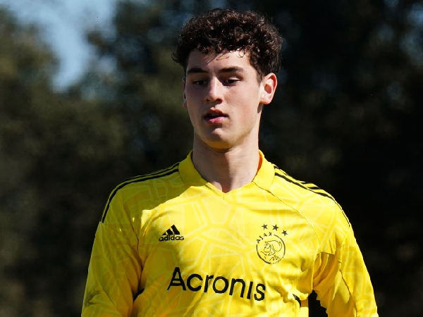 Tommy Setford, kiper muda Ajax yang diincar oleh Arsenal
