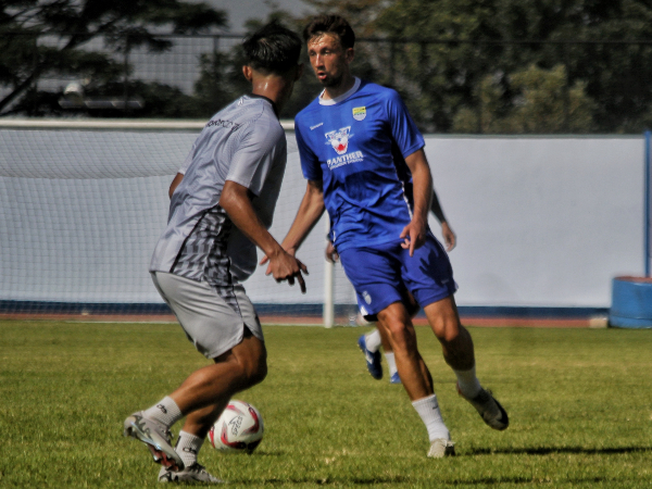 Mateo Kocijan ketika memainkan game internal