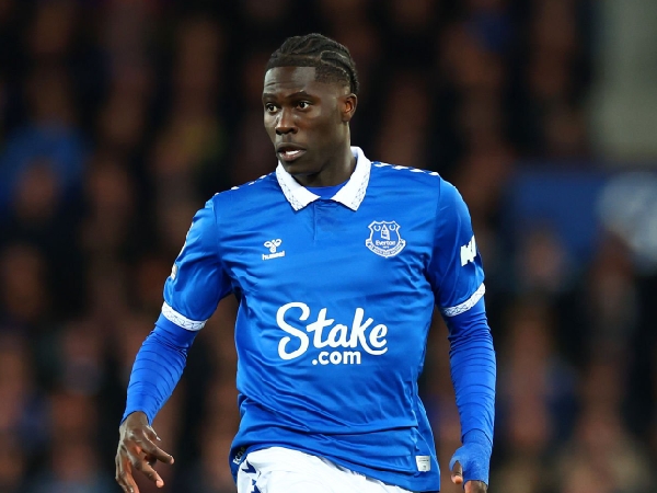 Aston Villa akan merekrut gelandang Everton, Amadou Onana