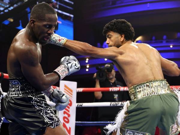 Raymond Muratalla (kanan) mengalahkan Tevin Farmer dengan kemenangan angka mutlak. (Foto: Top Rank)