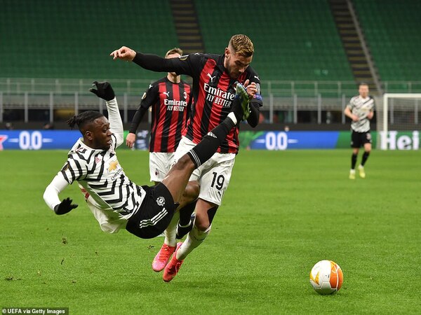 AC Milan disebut tertarik kepada Aaron Wan-Bissaka, setelah upaya merekrut Emerson Royal dari Tottenham Hotspur menemui jalan buntu / via Getty Images
