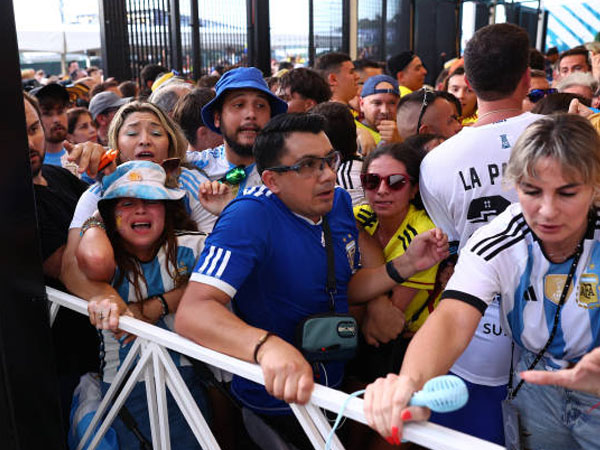 Ribuan Penggemar Tak Bertiket Serbu Stadion, Final Copa America Ditunda