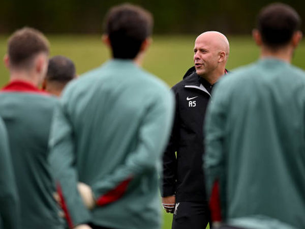 Tak Libatkan Banyak Orang Belanda, Arne Slot Lebih Cerdas dari Erik ten Hag