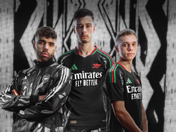Seragam tandang Arsenal musim 2024-25 didominasi oleh warna hitam