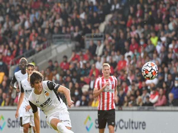 Javi Guerra, pemain incaran Girona, saat menjalankan pra-musim bersama Valencia