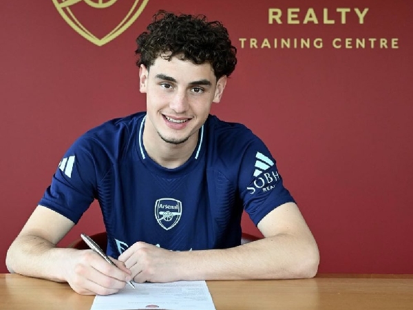 Arsenal mendatangkan Tommy Setford dari Ajax