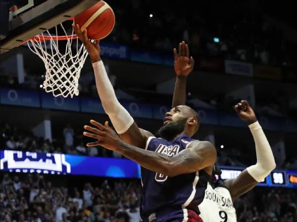 LeBron James (kiri) melesakkan layup kemenangan saat Tim AS mengalahkan Sudah Selatan di London pada Sabtu (20/7). (Foto: AP)