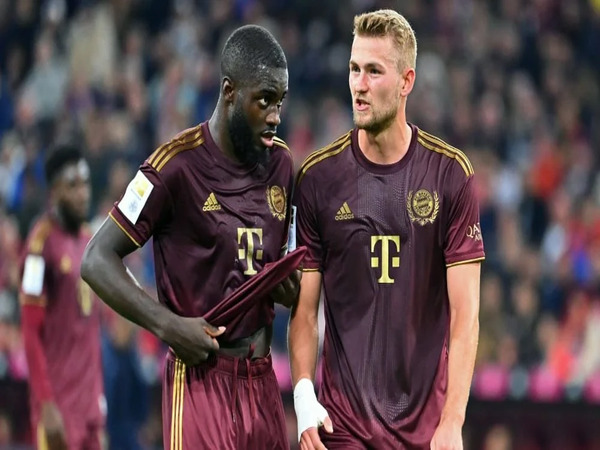 Presiden Bayern Muenchen mengaku lebih memilih untuk mempertahankan Dayot Upamecano dan ikhlas ditinggal oleh Matthijs De Ligt yang kini diburu oleh Manchester United / via AFP