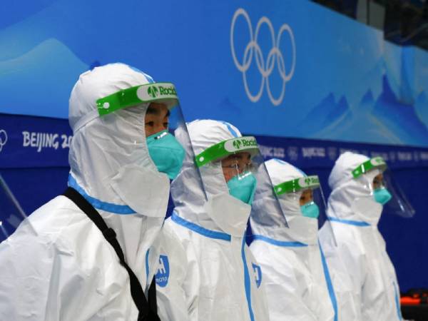 Tim medis terlihat saat penyelenggaraan Olimpiade Musim Dingin Hangzhou 2022. (Foto: Reuters)