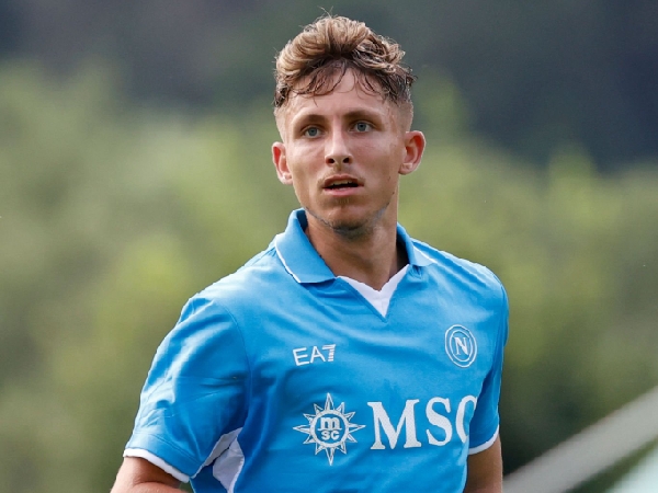 Everton hampir mendapatkan Jesper Lindstrom dari Napoli