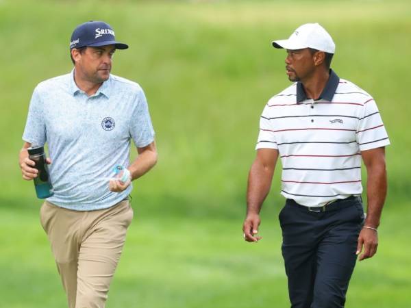 Keegan Bradley (kiri) dan Tiger Woods. (Foto: Golf Digest)