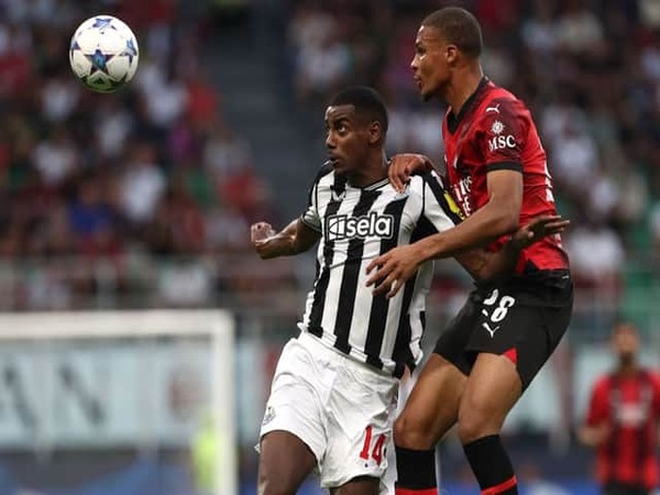 Newcastle United disebut harus menaikkan tawarannya jika ingin menggaet Malick Thiaw dari AC Milan / via Getty Images