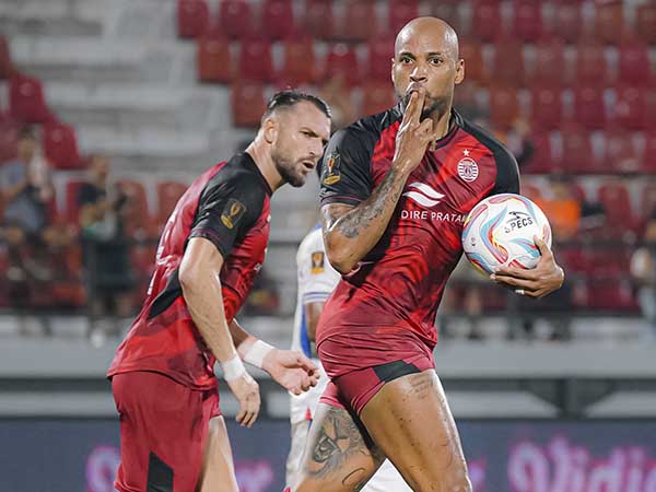 Penyerang Persija Jakarta, Gustavo Almeida merayakan gol ke gawang Arema FC