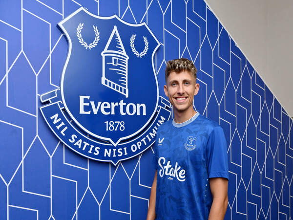 Everton resmi mendatangkan Jesper Lindstrom dari Napoli, dengan status pinjaman hingga akhir musim 2024/25 / via Everton FC Official