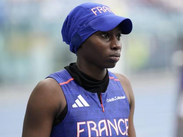 Sounkamba Sylla mengenakan topi biru sebagai pengganti hijabnya i Kejuaraan Eropa di Roma awal tahun ini. (Foto: AFP)
