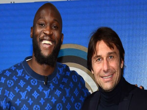 Romelu Lukaku dilaporkan sudah mendapatkan instruksi khusus dari Antonio Conte, meski transfernya dari Chelsea ke Napoli belum resmi terlaksana / via Sky Sports